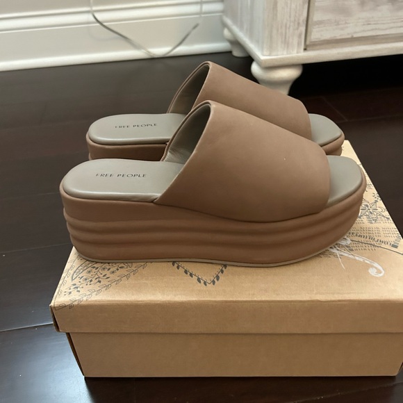 Free people harbor platform sandals in Fawn grey size 37 (size 7) - Picture 3 of 6